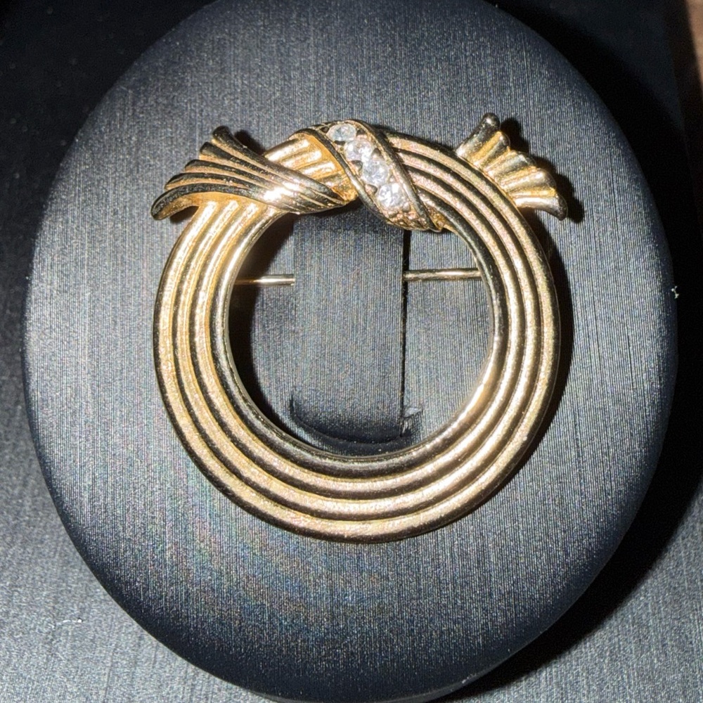 Vintage Avon Elegant Gold toned Brooch with Crystal rhinestone Accents - Picture 3 of 4